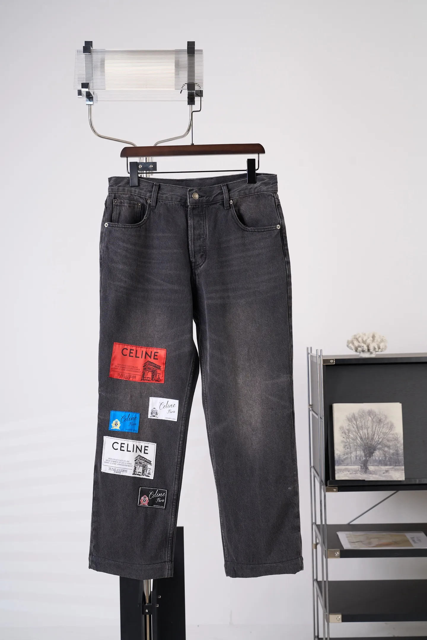 [Real auction] Celine/Celine Paris patchwork leather jeans [In Stock] 28 29 30 31 Customized ebony pattern reforged denim, stiff and stylish, comfortable and skin-friendly, carbon black fermentation dyeing fades the sharp edge, mottled whiskering texture covers the denim, interpreting the relaxed and elegant French Retro, straight silhouette, stretch and casual, continuing the classic five-pocket precision structure of denim. Five CELINE PARIS patches of different shapes are stacked vertically on the trousers. They are staggered and arranged to replicate the Retro aesthetics of past travel souvenir patches. It forms the core of the visual narrative of the garment. The CELINE leather patch is inlaid on the back waist. The identity of the family is engraved discreetly between the waists. The travel patch is used to deconstruct the brand symbol. It combines French Retro heritage and street style. It writes a luxurious and rebellious Retro attitude on the denim. It adopts patterned motorcycle stitching. Precisely control the sewing line by drawing a prototype machine to ensure the precise positioning of CELINE PARIS patches and complete alignment of horizontal and vertical lines. The prototype is accurately aligned by hand to ensure a tight opening and closing. Combination of rub-press wrinkle whisker technology and gun-painted cat whisker technology. Prioritize hand rubbing in specific areas to achieve natural wrinkle effects. Then use specific tools to draw the texture of the cat's whisker shape to create a full visual effect. Adopt purely artificial regular edge grinding process and hand-polished ablation fabric veil lines. Create a staggered hairy texture and layered depth on the edge of the bag to form a natural aged and worn texture. Use multiple horses to rub sand. Use high-pressure spray guns to rub at specific parts to achieve a local gradient effect. Then use frosting technology to create a unique texture pattern. The workmanship is extremely complex and time-consuming and labor-intensive. Stone grinding is light fermentation➕stretching and bleaching to soften. The mutual friction between pumice and clothing causes wear and fading effects on the denim surface. Combining pulling and bleaching. Make the clothes produce a certain texture and stretching effect while bleaching. Stir-fry snowballs and stir-fry salt. Prepare a special solution. Add a certain amount of dye. Soak the denim material in it to absorb the solvent. Then scrub it and dry it to further fade and oxidize it, creating a loose fit.
